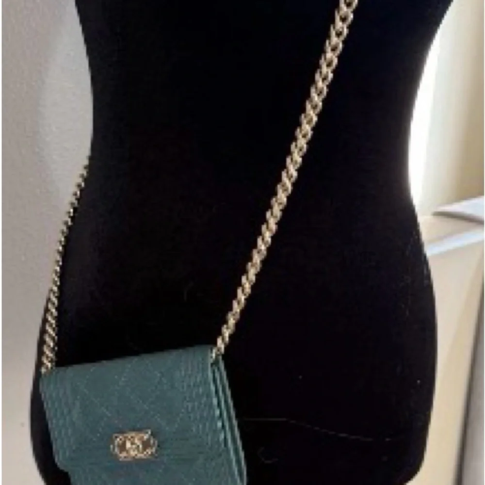 CHANEL Boy Caviar Card Holder Wallet on a chain- Green with gold hardware - Picture 5 of 14